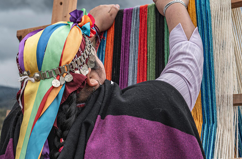 Mujeres mapuche se preparan para realizar récord Guinness: buscan superar un kilómetro de tejido a telar en lana