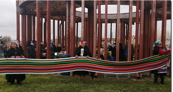Tejedoras mapuches baten récord del tejido más largo del mundo